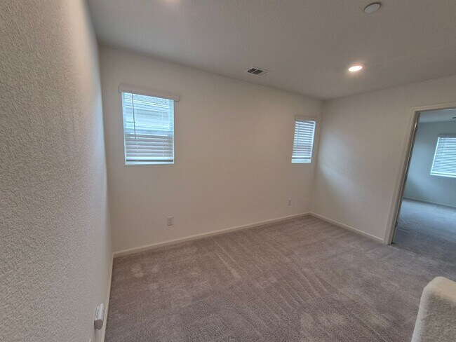 Building Photo - Come home to this Beautiful Newer 3 Bedroom 2.5 bath home