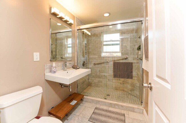 Building Photo - !! DESIRABLE 3 BEDROOM 3 BATHROOM LOCATED IN BEAUTIFUL RANCHO PALOS VERDES !!