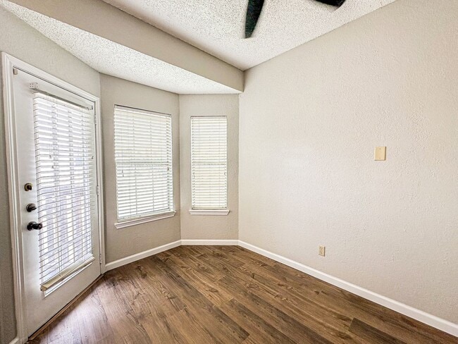 Building Photo - 2 Bedroom, 2.5 Bathroom Boardwalk Condo Near Baylor!
