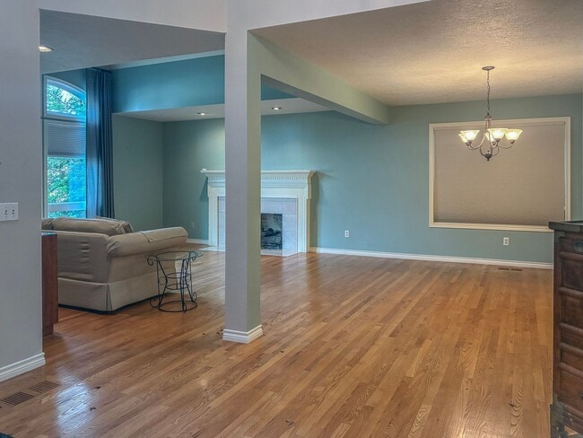 Building Photo - Arranmore 2 Bedroom with Den Available Now !