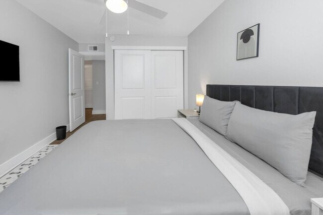 Building Photo - 4301 W Cleveland St