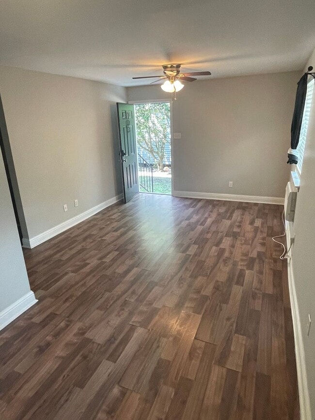 Building Photo - Renovated 1 bedroom with washer/dryer! Gated complex, centrally located.