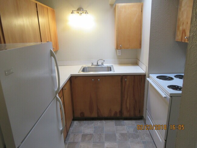 Building Photo - (690) Circle Court - 1 Bedroom / 1 Bathroom