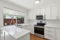 Building Photo - Luxury  2 bedroom Townhome in Great Location