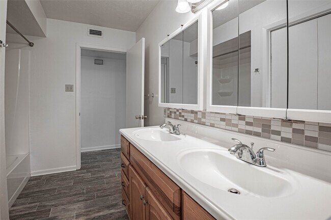 Building Photo - 4 Barre Ln