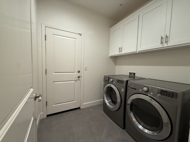 Building Photo - Modern 4-bedroom 3-bath available in Elk Grove