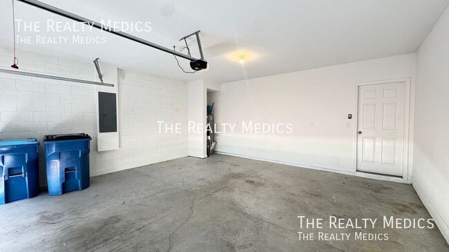 Building Photo - 2401 White Tail St