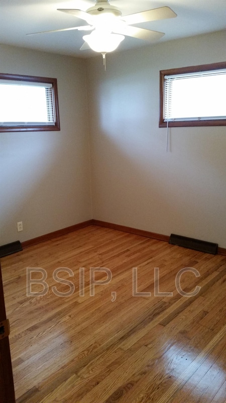 Building Photo - 502 NE Freeman Ave