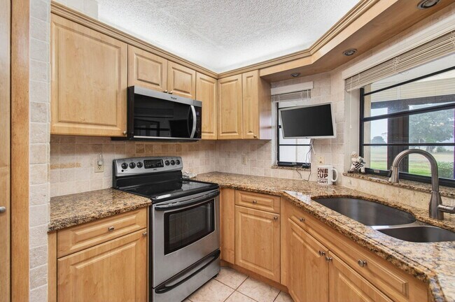 Building Photo - 5851 Parkwalk Dr