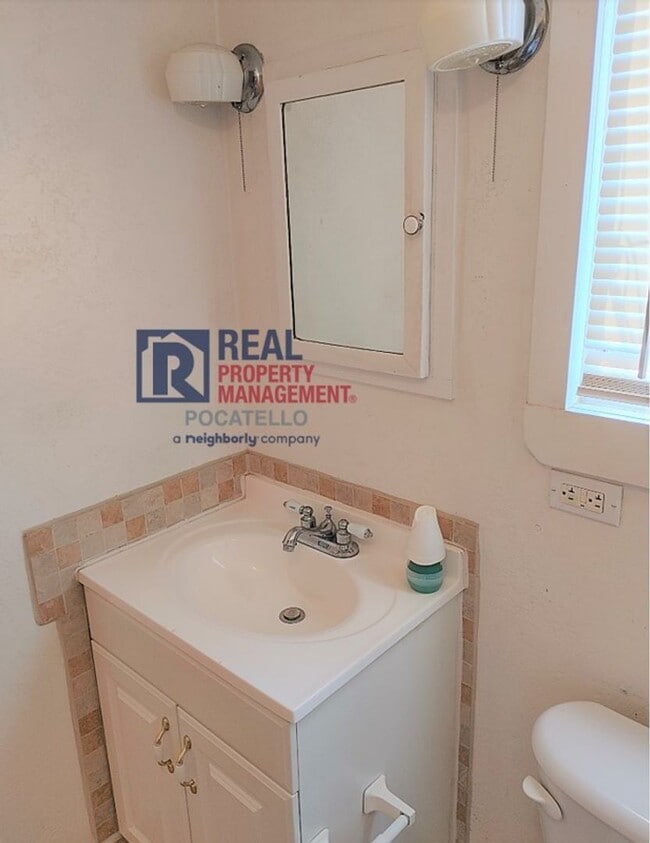 Building Photo - 517-519 E Cedar St