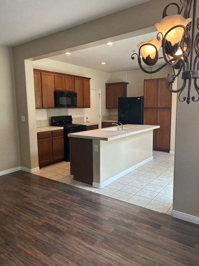 Building Photo - Spacious home in University Park