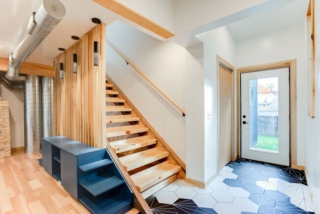 Building Photo - Amazing 2 bedroom, 2 bathroom 1,330 sf hom...