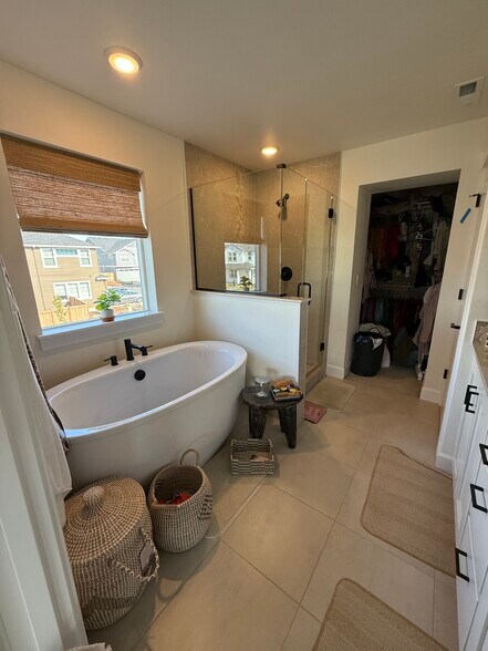 Building Photo - 3844 SE 83rd Ave