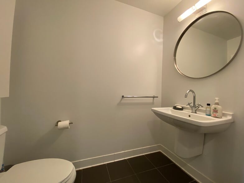 Guest bathroom - 1 Earhart St