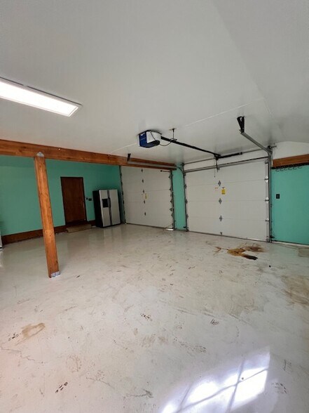 Building Photo - 400 E Old Ranch Rd