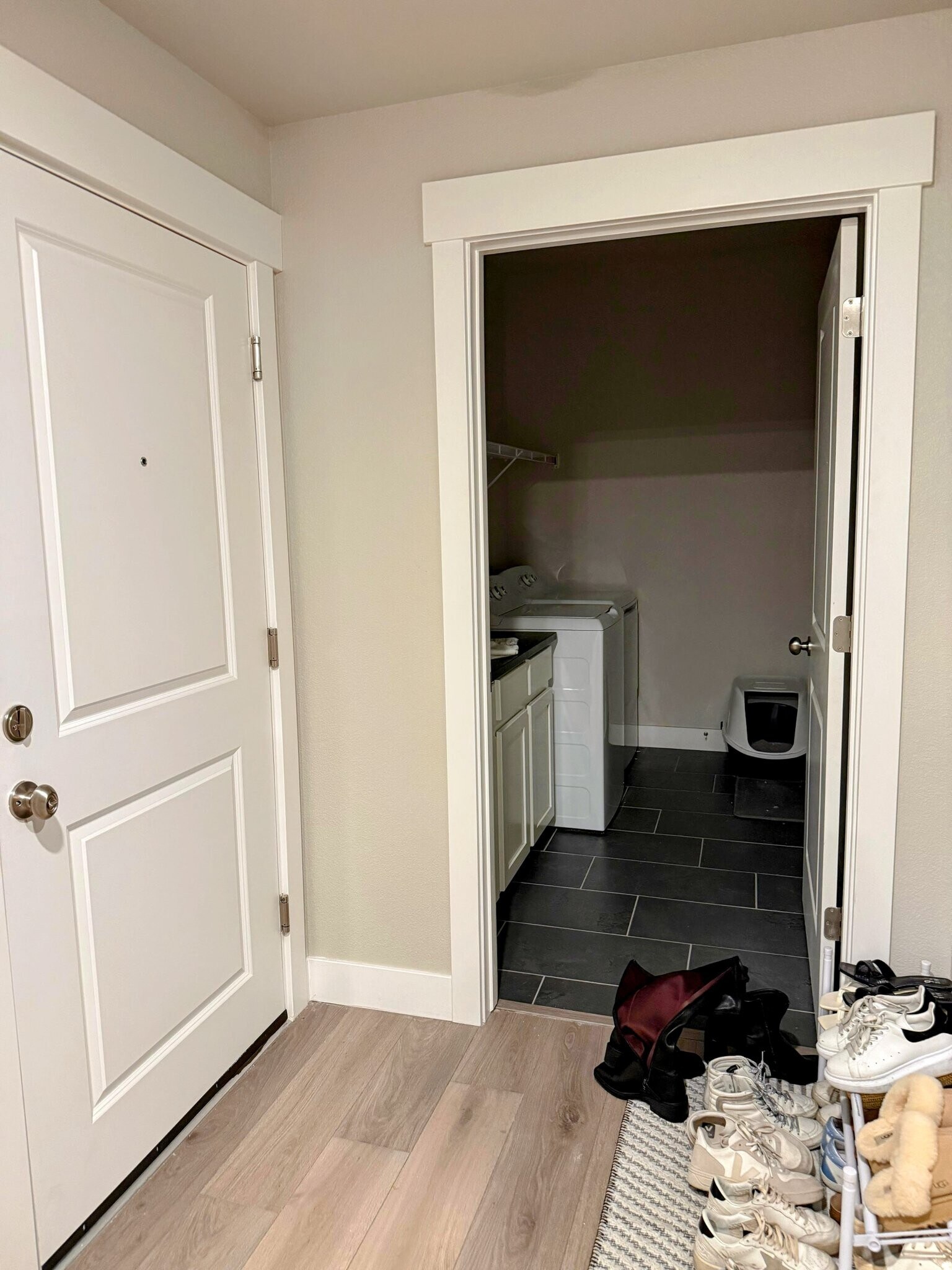 Building Photo - 827 Schlagel St