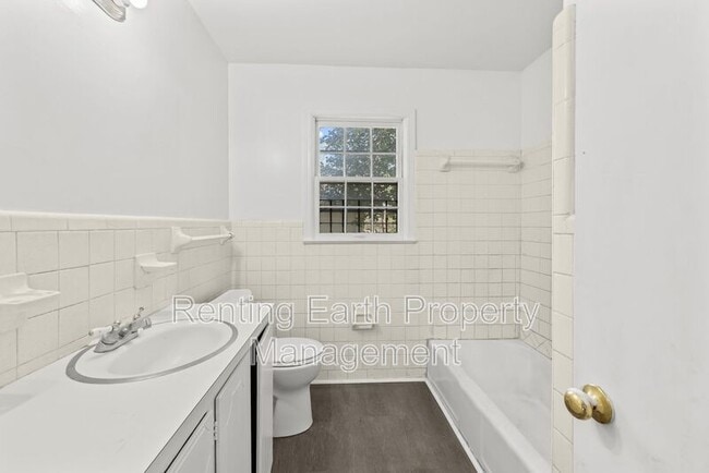 Building Photo - 805 Vanderbilt St