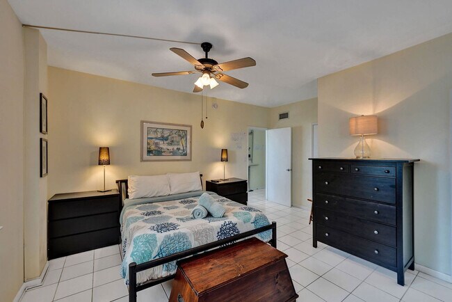 Building Photo - 2908 Bayshore Dr