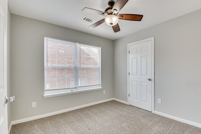 Building Photo - 7635 Pleasantville Way