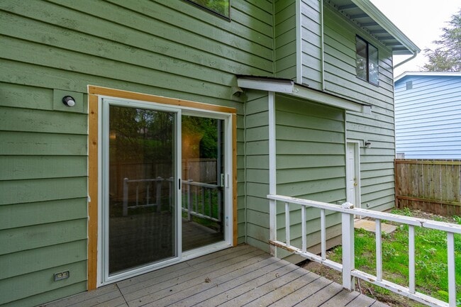 Building Photo - 3 Bedroom/2.5 bathroom townhouse centrally located Oak Harbor