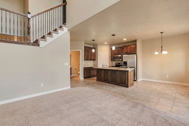 Building Photo - Beautiful Orem Townhome