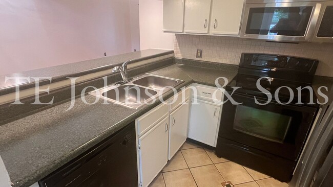 Building Photo - Deerfield Townhome Community 3 bed 3 baths