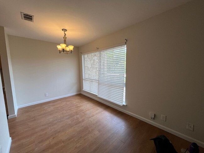 Building Photo - Freshly Updated Condo