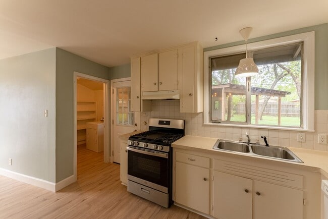 Building Photo - Cozy 3BD/2BA Brick Home in Vibrant Northea...