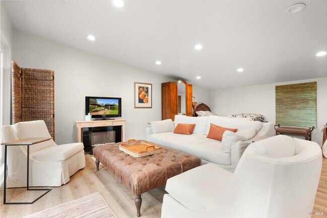 Building Photo - 1244 N Fitch Mountain Rd