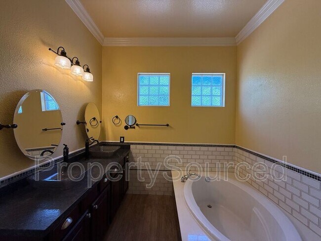 Building Photo - 523 Ruess Rd