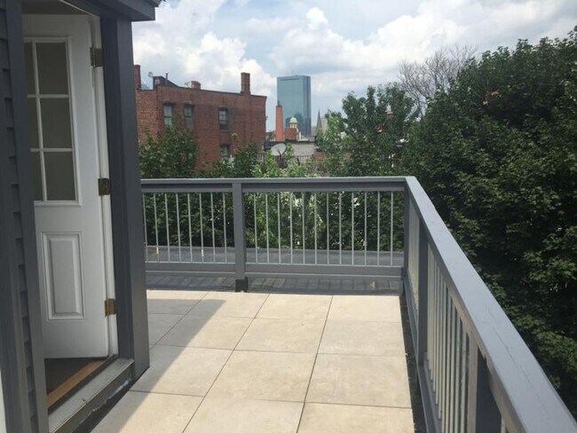 Building Photo - Multi-Level Home with Private Patio & Roof Deck – 3 Bed | 2 Bath