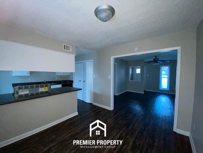 Building Photo - 3 Bedroom Home for Rent in Memphis, TN | Brick Fireplace & Fenced Backyard