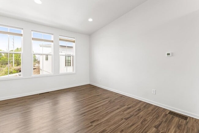 Building Photo - 916 Brees Ct