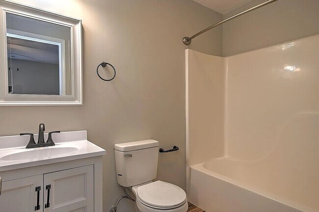 Building Photo - Charming Renovated 2 bedroom/ 3 bath Townhome Near Bristol Country Club – Prime Location!
