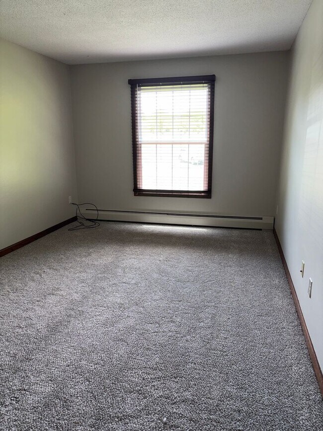 Building Photo - Spacious 2-Bedroom/1.5 Bathroom Condo