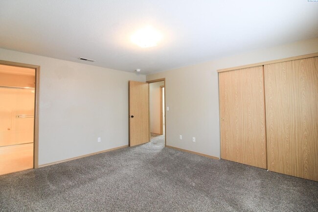 Building Photo - 3 Bed/2 Bath Rambler in West Pasco