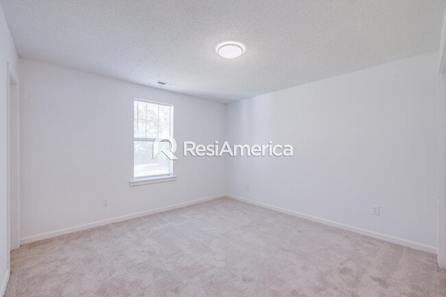 Building Photo - Charming 3-Bedroom 2 bath available now