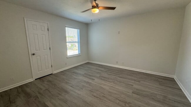 Building Photo - Beautifully Renovated 3-Bed, 2-Bath Townhome