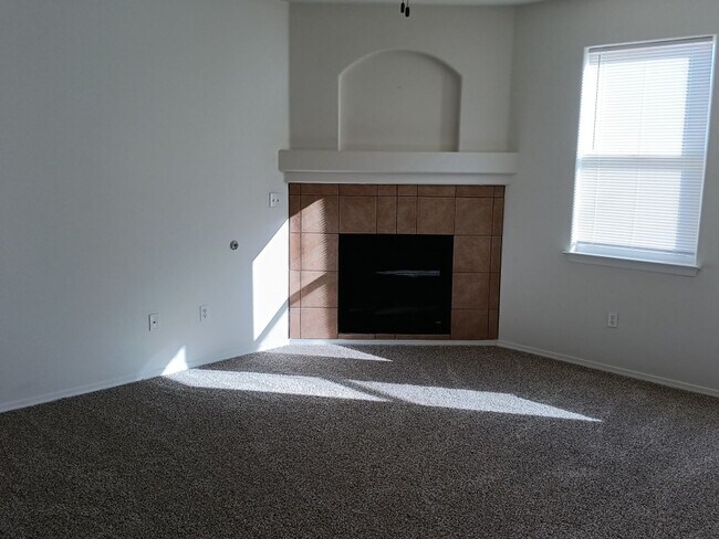 Building Photo - 3 Bedroom, 2 Bathroom Home! Available Soon!!