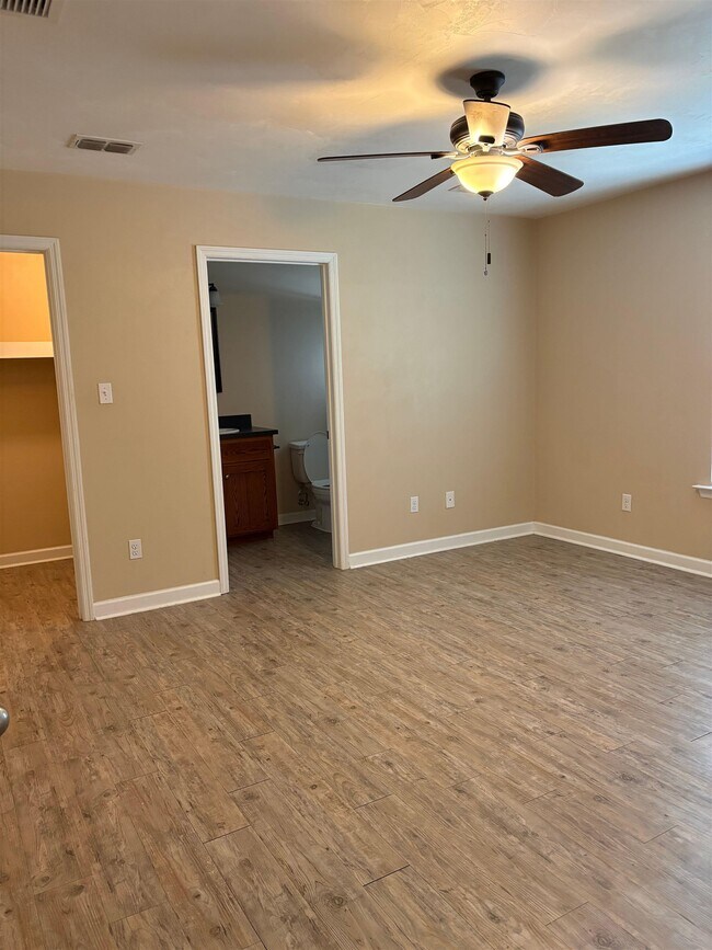 Building Photo - 534 Collins Dr