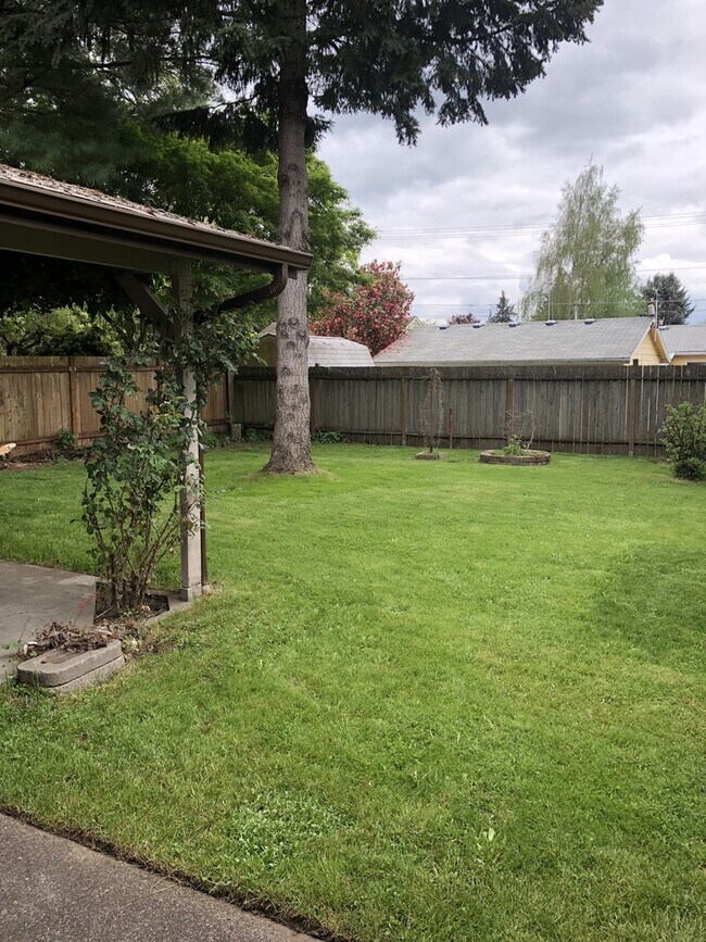 Building Photo - 800 NE 15th St