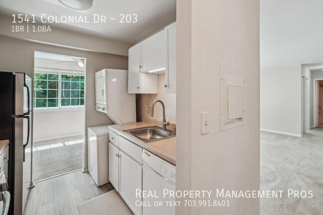 Building Photo - 1541 Colonial Dr