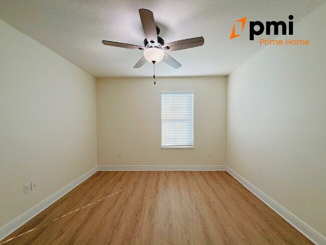 Building Photo - "Spacious Elegance Awaits: 5-Bedroom Home with 3.5 Baths in Winter Garden"