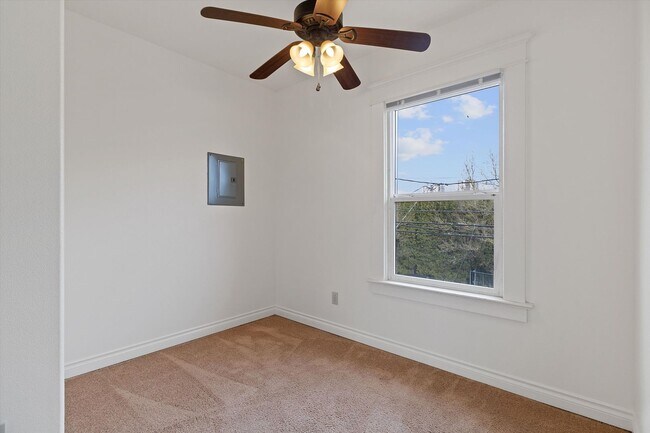 Building Photo - 1 Bedroom w/office space In Corbett/Lair H...