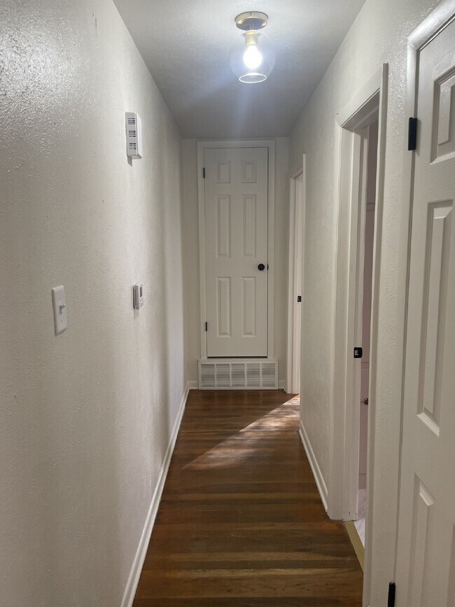 Building Photo - Two bedroom 1 bath next to campus!