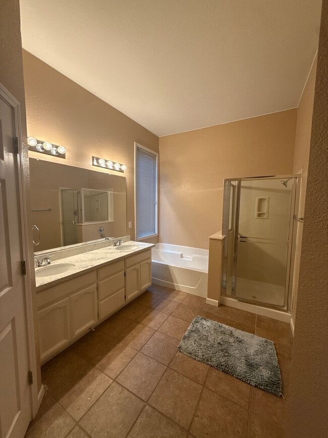 Building Photo - 3 BR, 2 Ba, 1451 SF, Single Story - - Tenatn Pay $175 monthly for WS&G