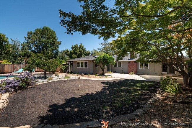 Building Photo - Beautiful, meticulously updated and  maint...