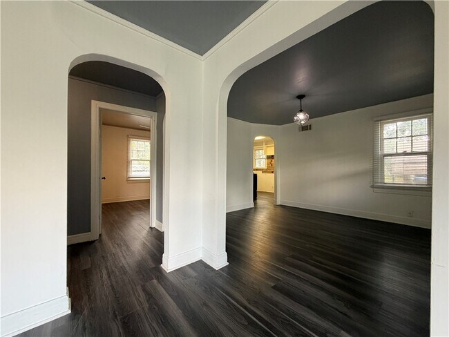 Building Photo - 1095 S Ray Ave