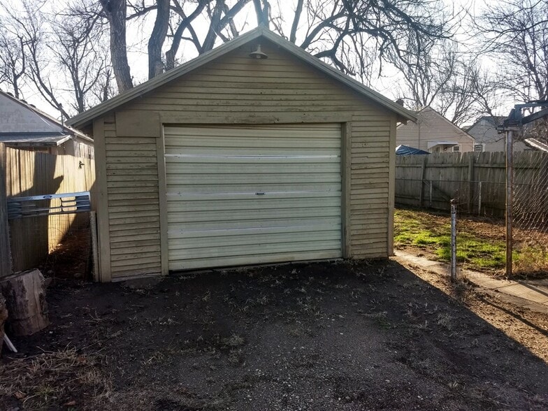 Building Photo - 605 S Purdy Ave