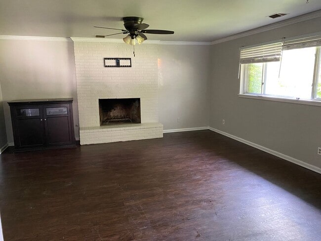 Building Photo - This is a 3 bedroom 1.5 bathroom home with...